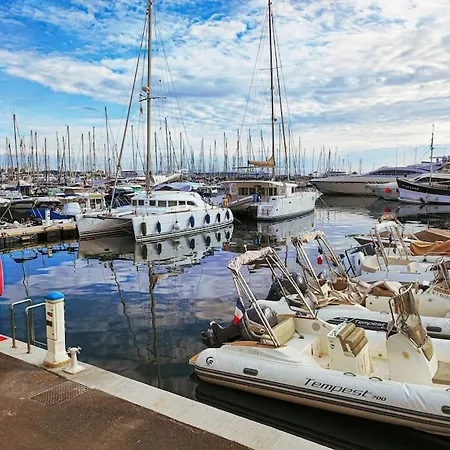 Pavillon De Yourhosthelper *